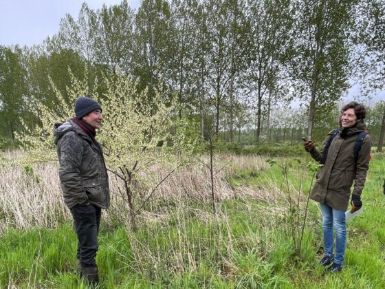 Wouter van Eck wordt geïnterviewd door Marjolein Bezemer in Voedselbos Schijndel. Foto door Jorim Spiekhout