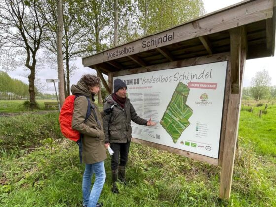 Wouter van Eck toont bord bij ingang Voedselbos Schijndel_ foto Jorim Spiekhout